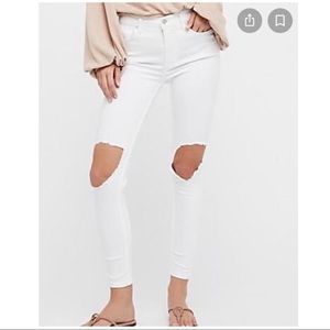 Free People - white skinny jeans busted knee
